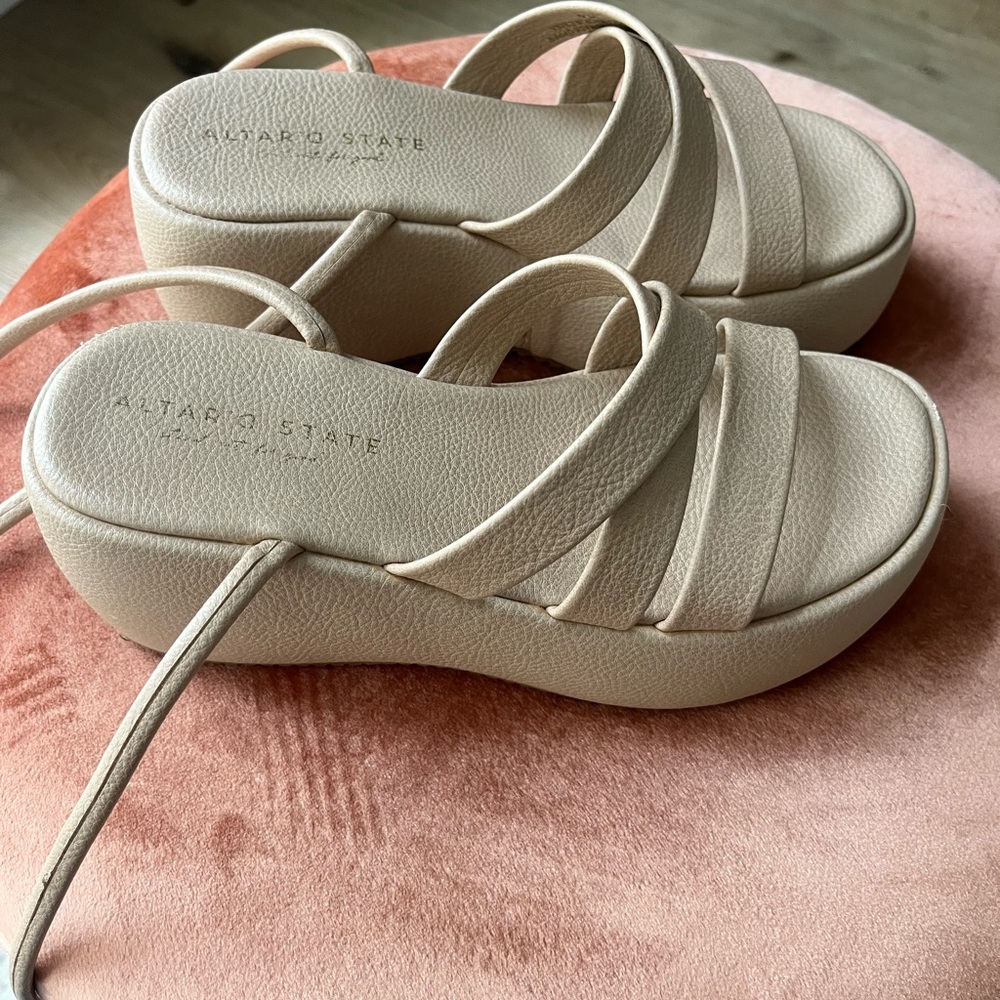 Altar’d State Briella Platform strappy sandals in Taupe, size 6